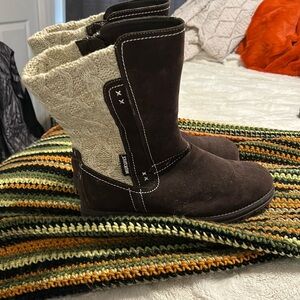 Muk Luks Leather and Sweater Boot Calf Size 10, gently used